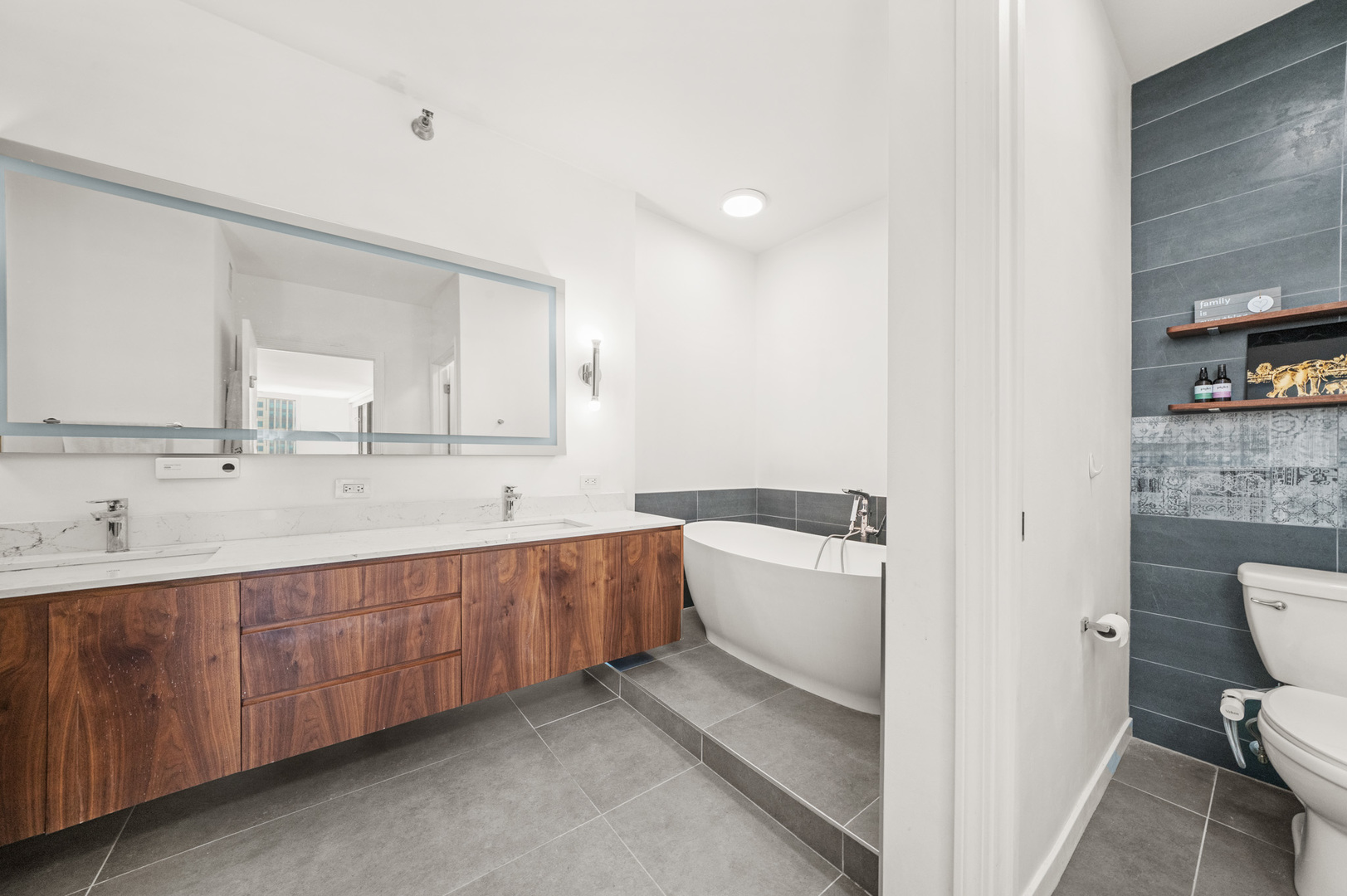 501 N Clinton Street Unit: 3203