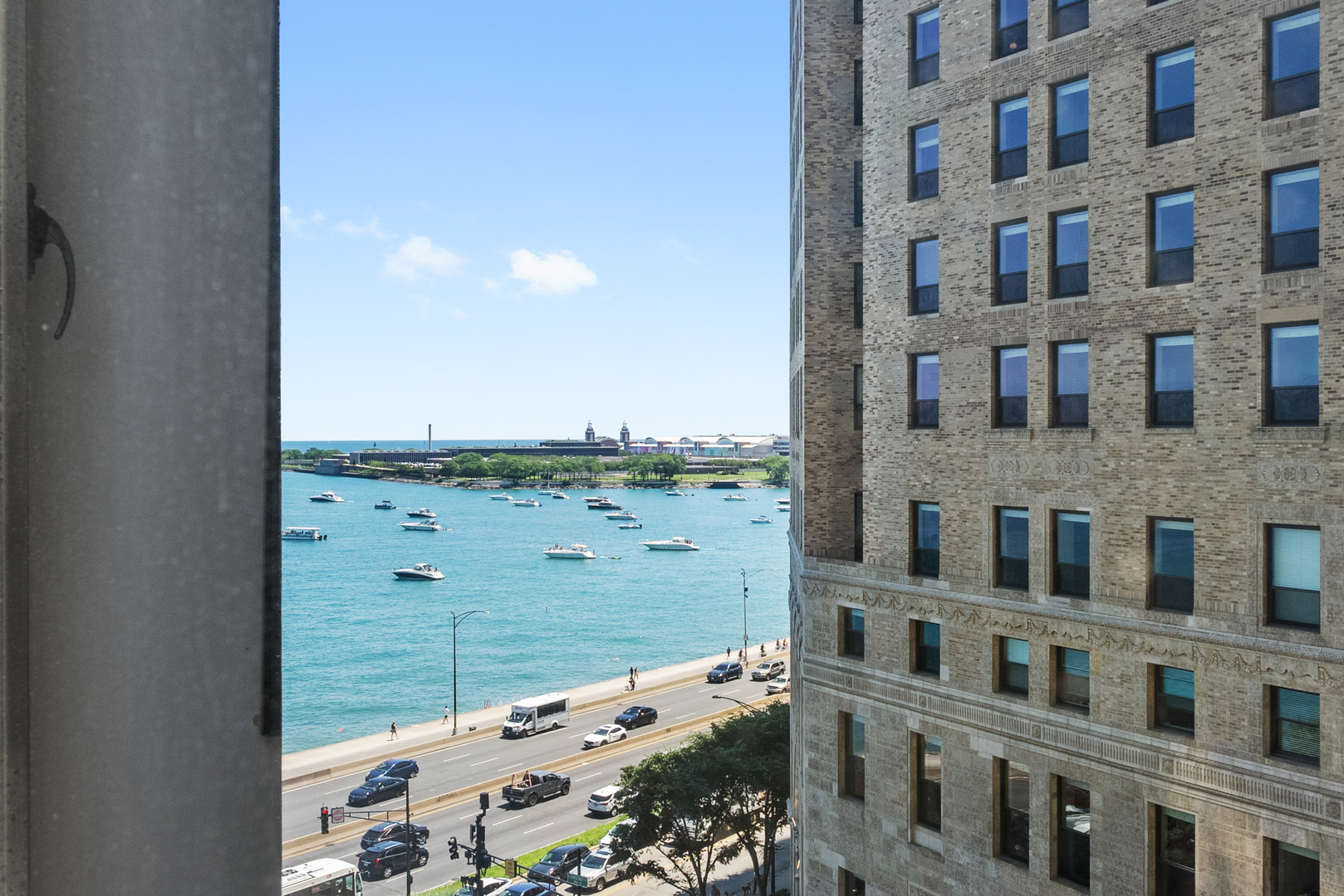 860 N LAKE SHORE Drive Unit: 8L
