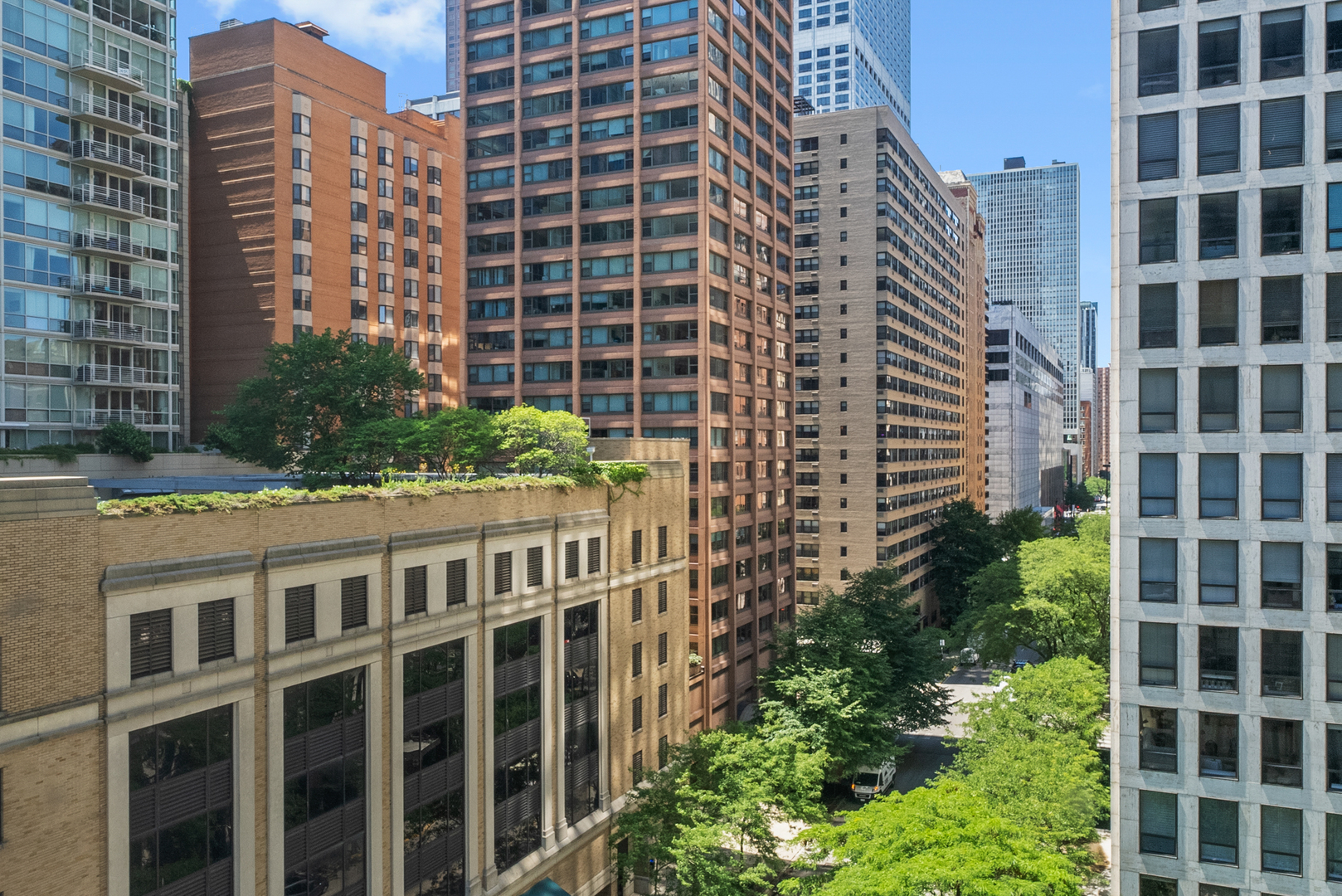 860 N LAKE SHORE Drive Unit: 8L
