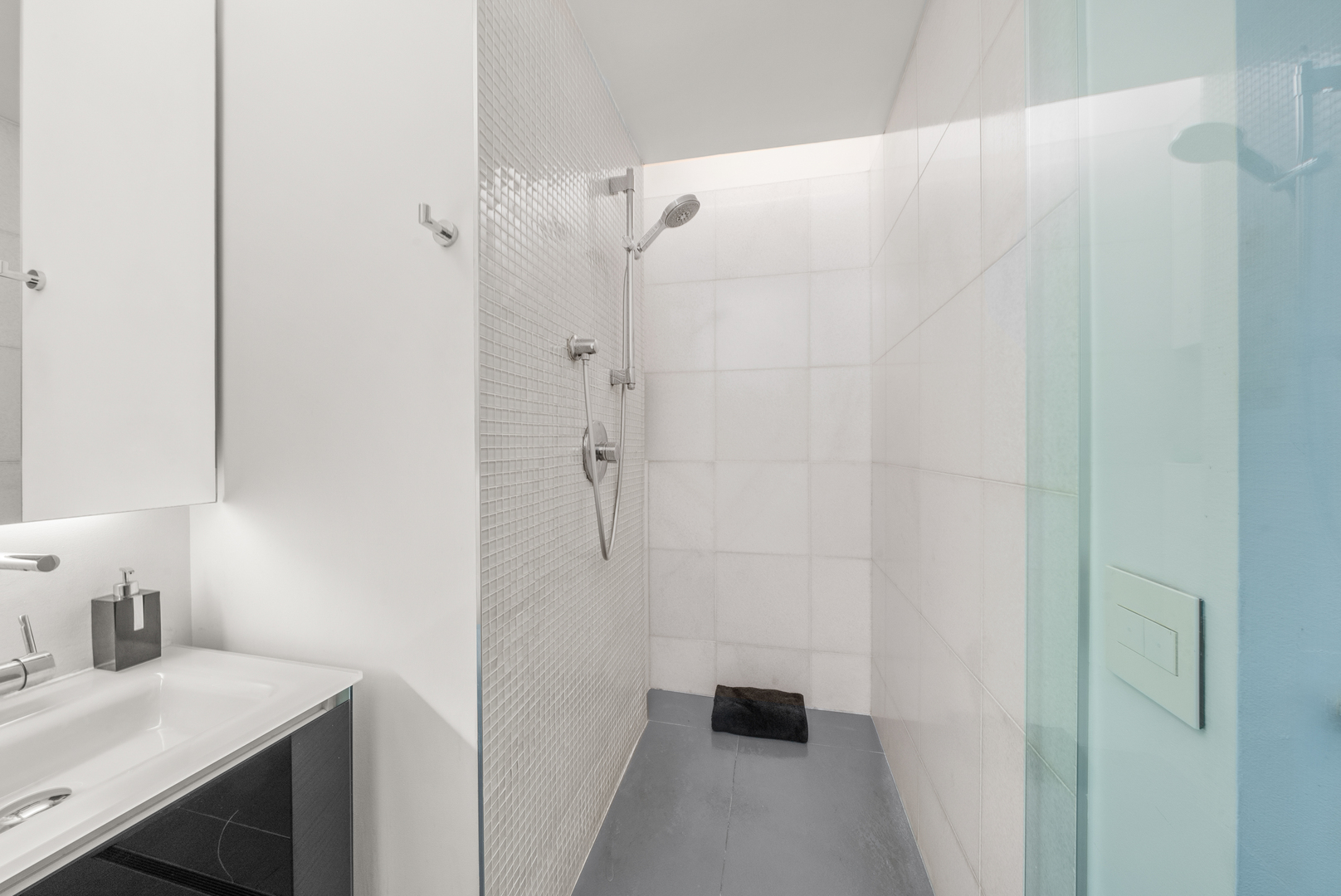 860 N LAKE SHORE Drive Unit: 8L