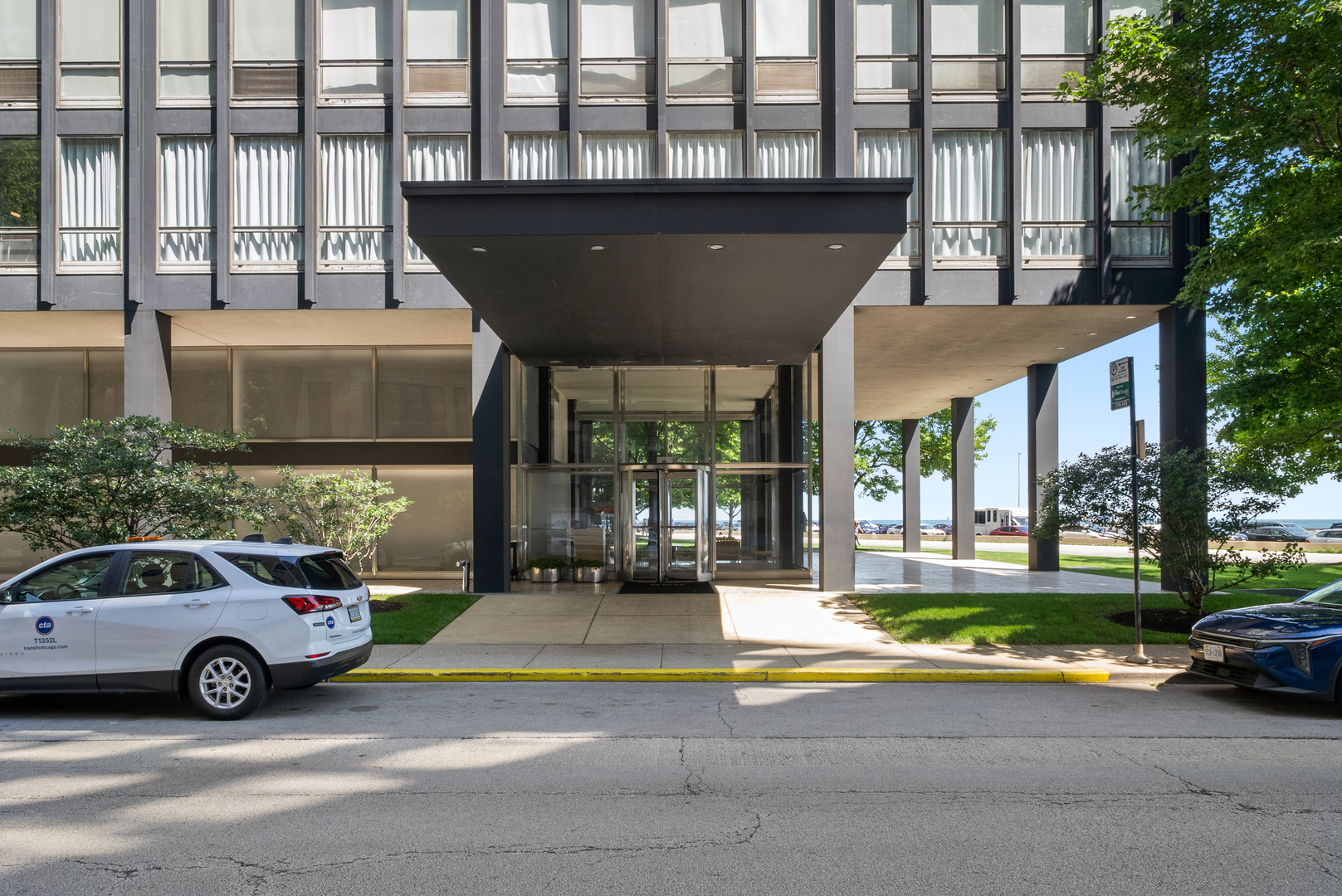 860 N LAKE SHORE Drive Unit: 8L