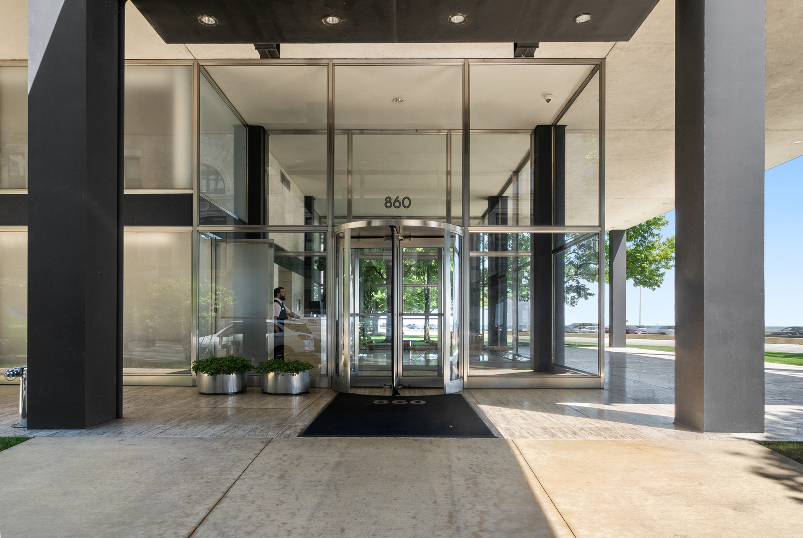 860 N LAKE SHORE Drive Unit: 8L