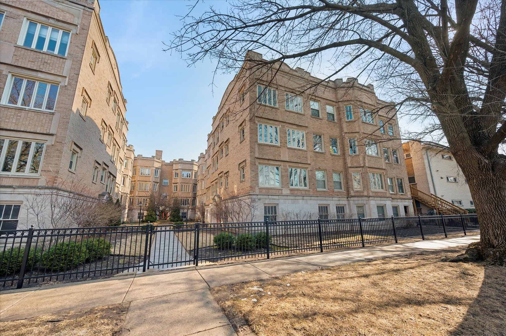 4211 N Paulina Street Unit: 3B