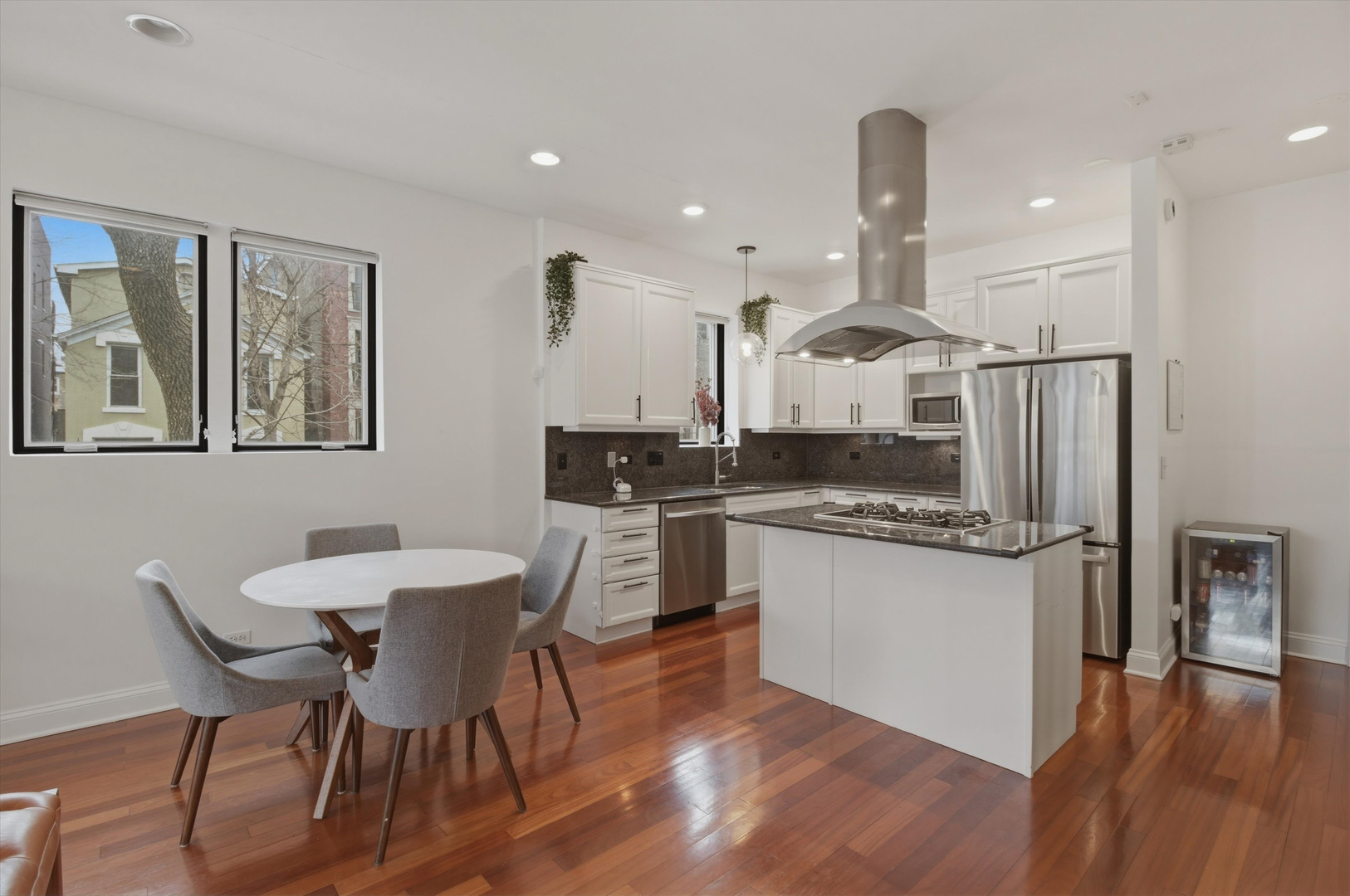 901 N Honore Street Unit: 2