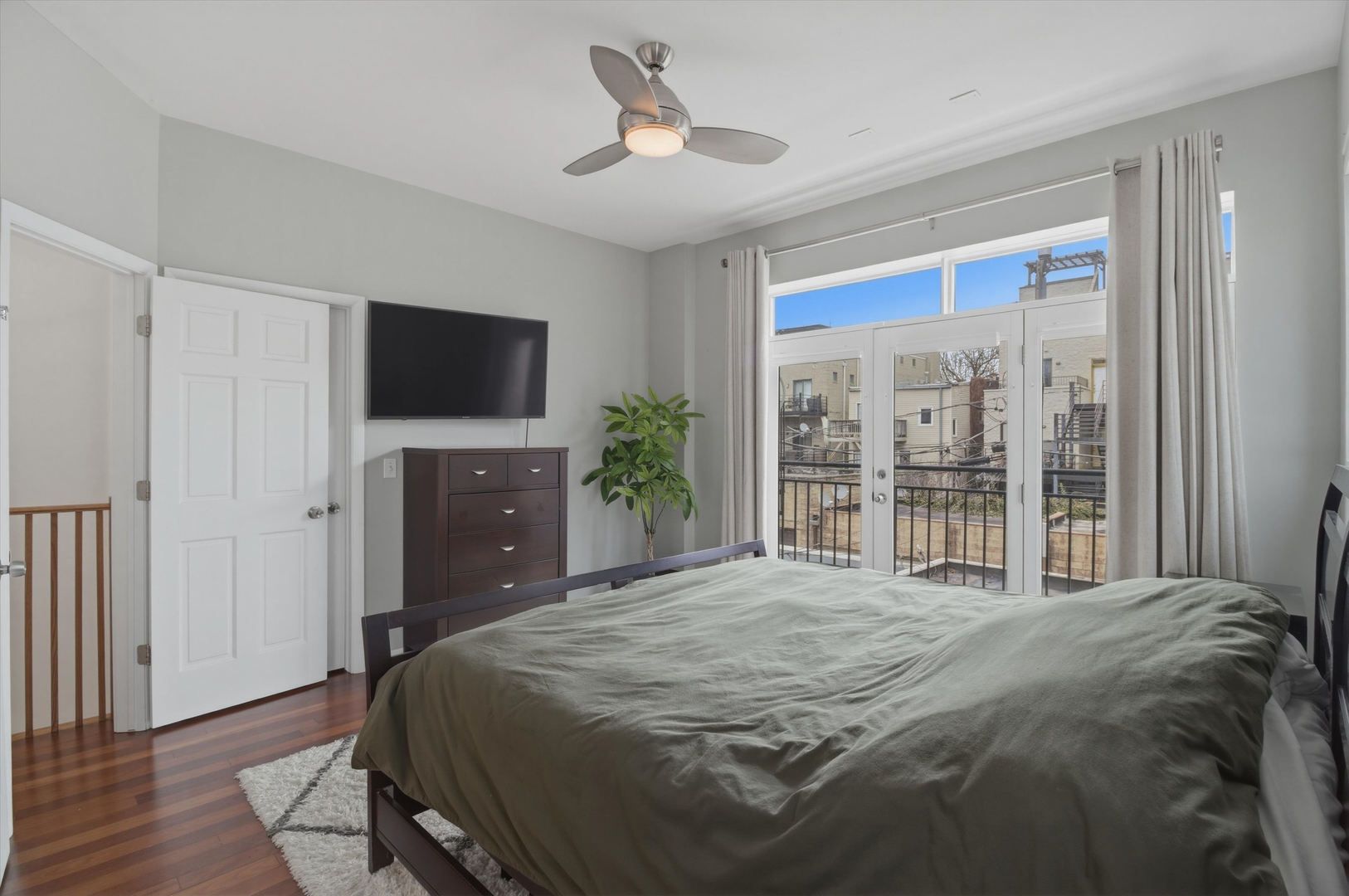 901 N Honore Street Unit: 2