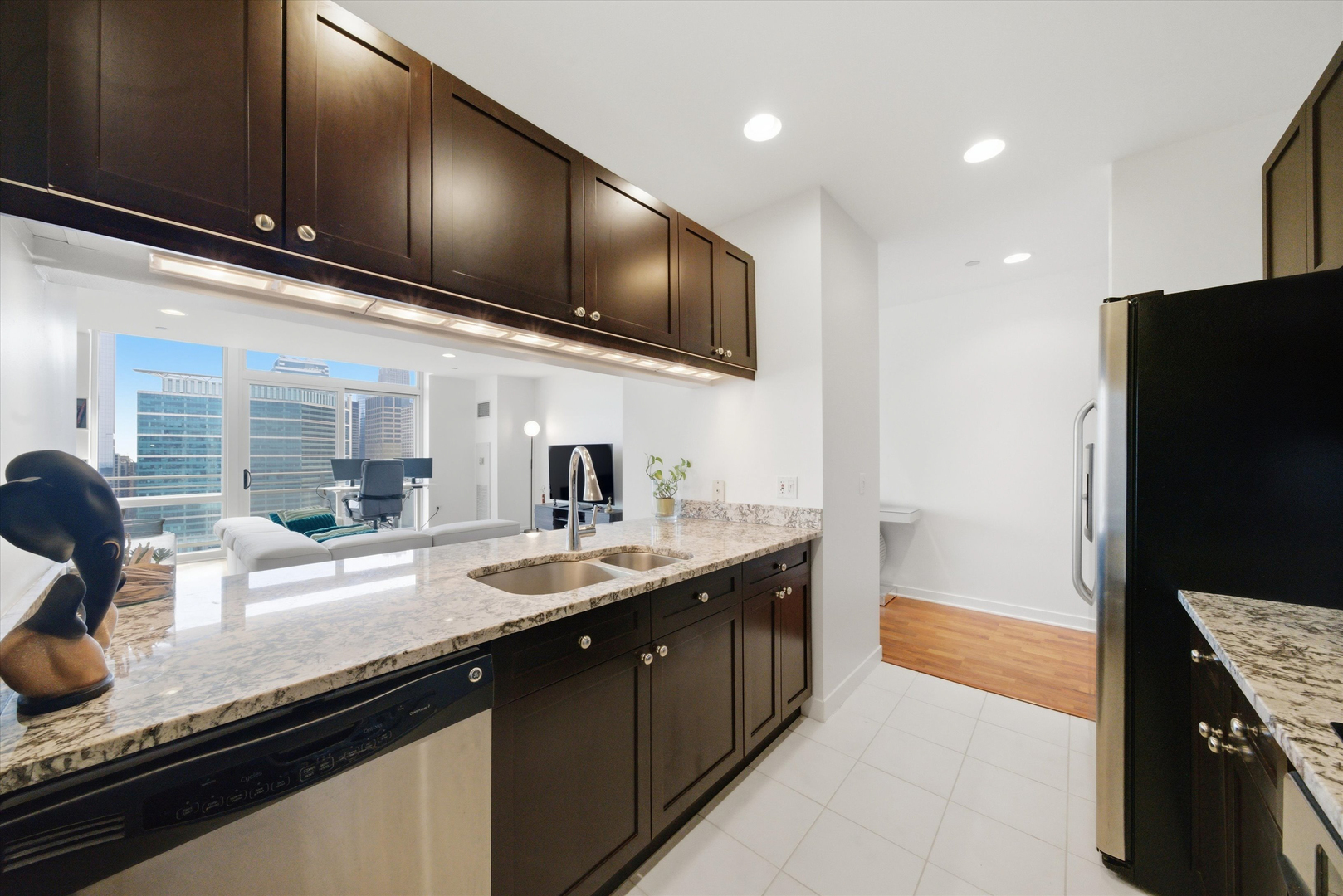 737 W WASHINGTON Boulevard Unit: 2702