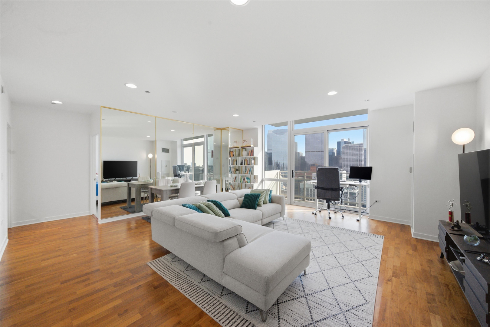 737 W WASHINGTON Boulevard Unit: 2702