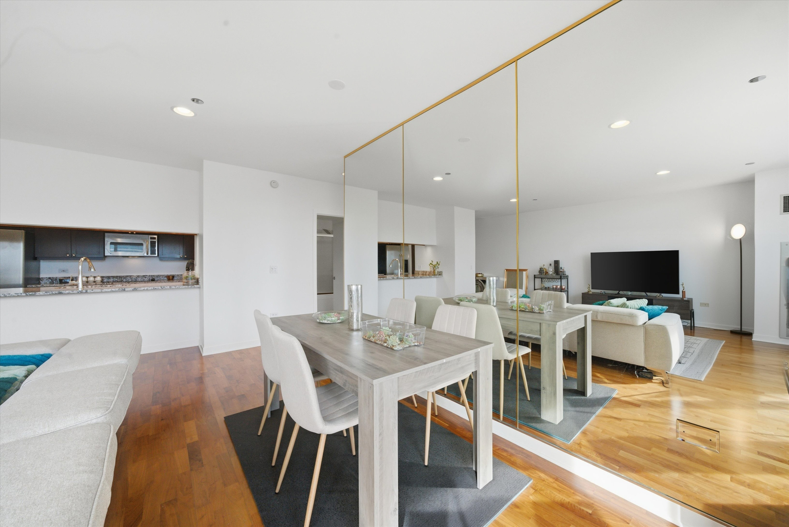 737 W WASHINGTON Boulevard Unit: 2702