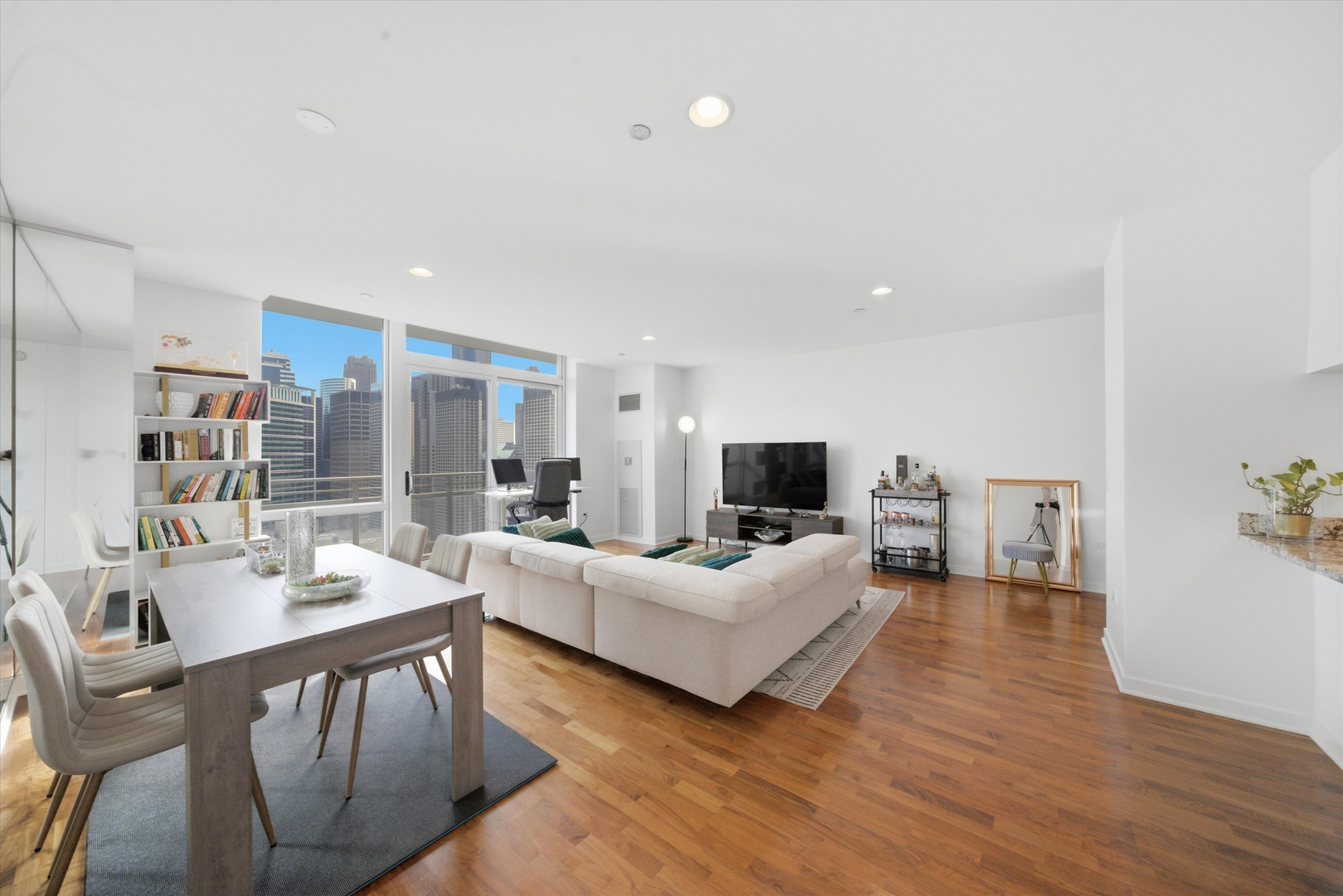 737 W WASHINGTON Boulevard Unit: 2702
