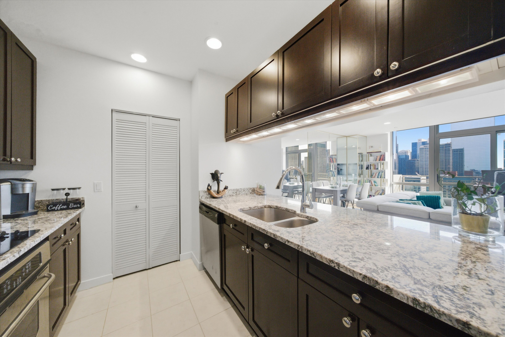 737 W WASHINGTON Boulevard Unit: 2702