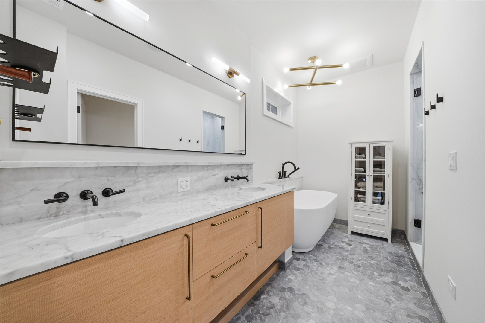 2674 N Burling Street