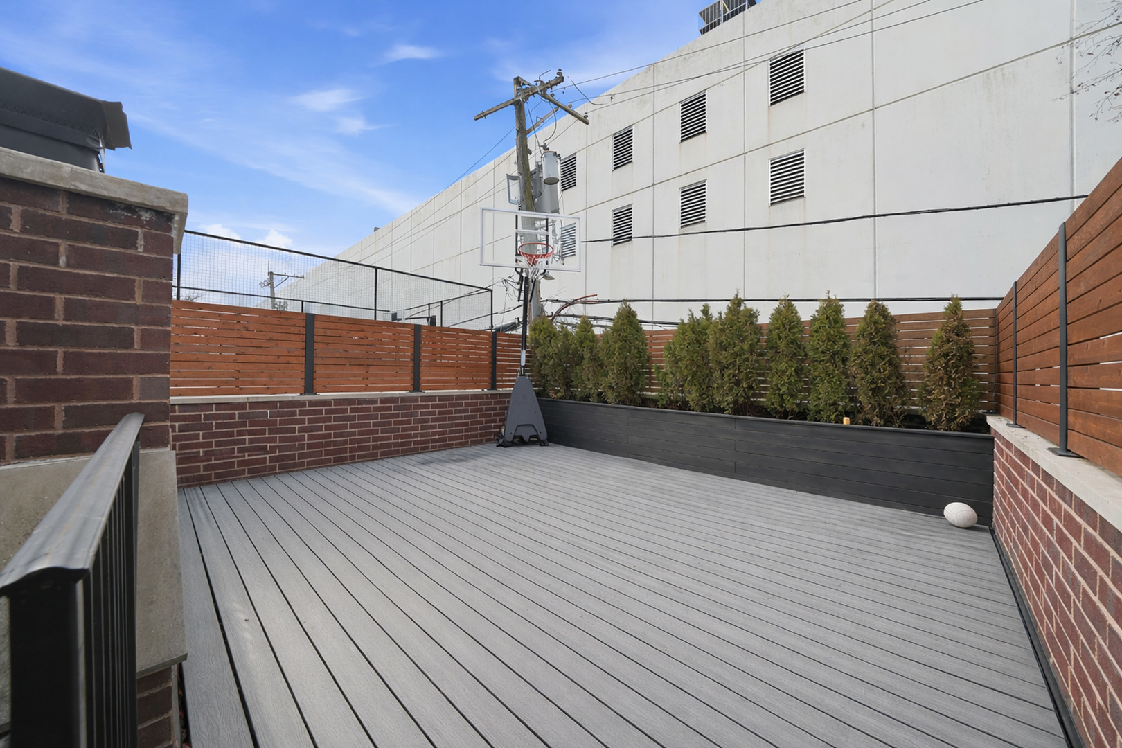 2674 N Burling Street