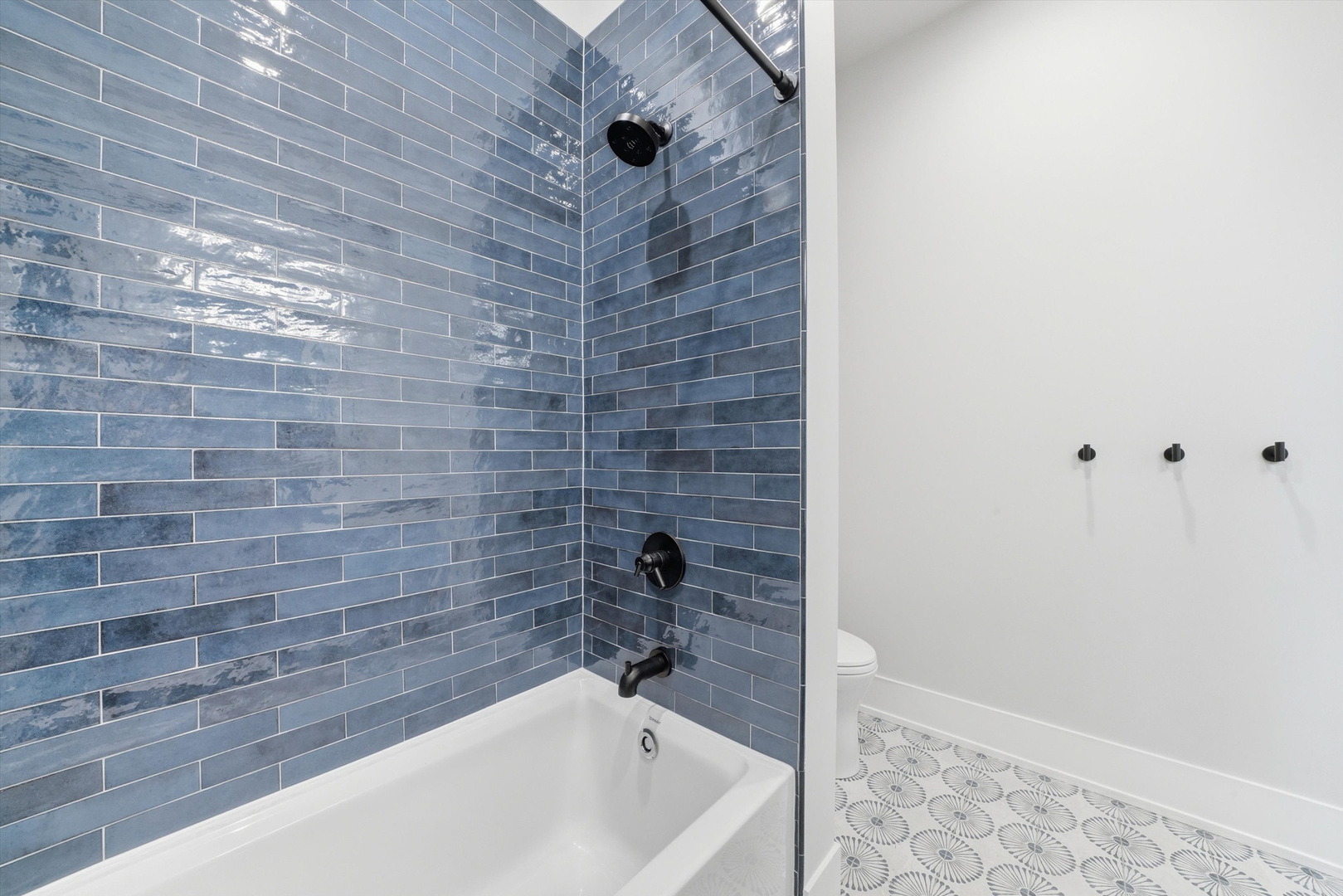 2674 N Burling Street