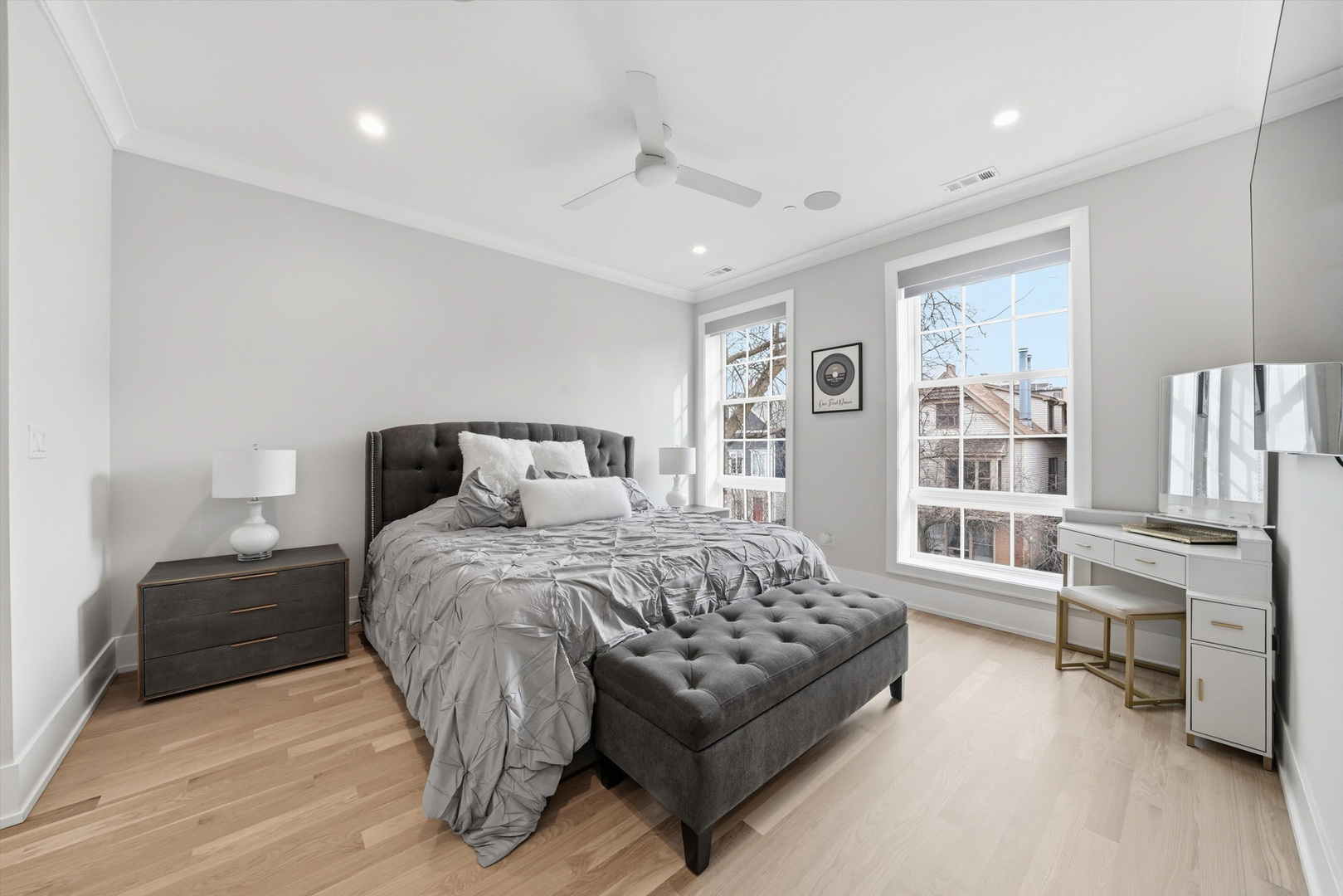 2674 N Burling Street