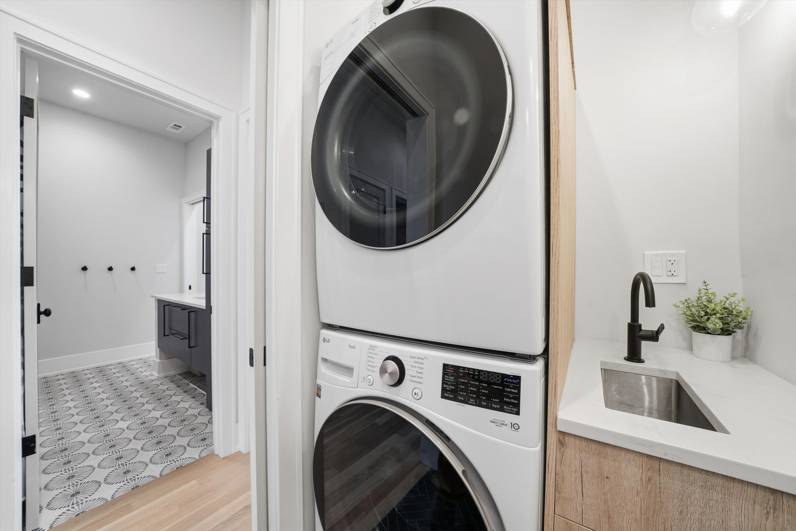 2674 N Burling Street