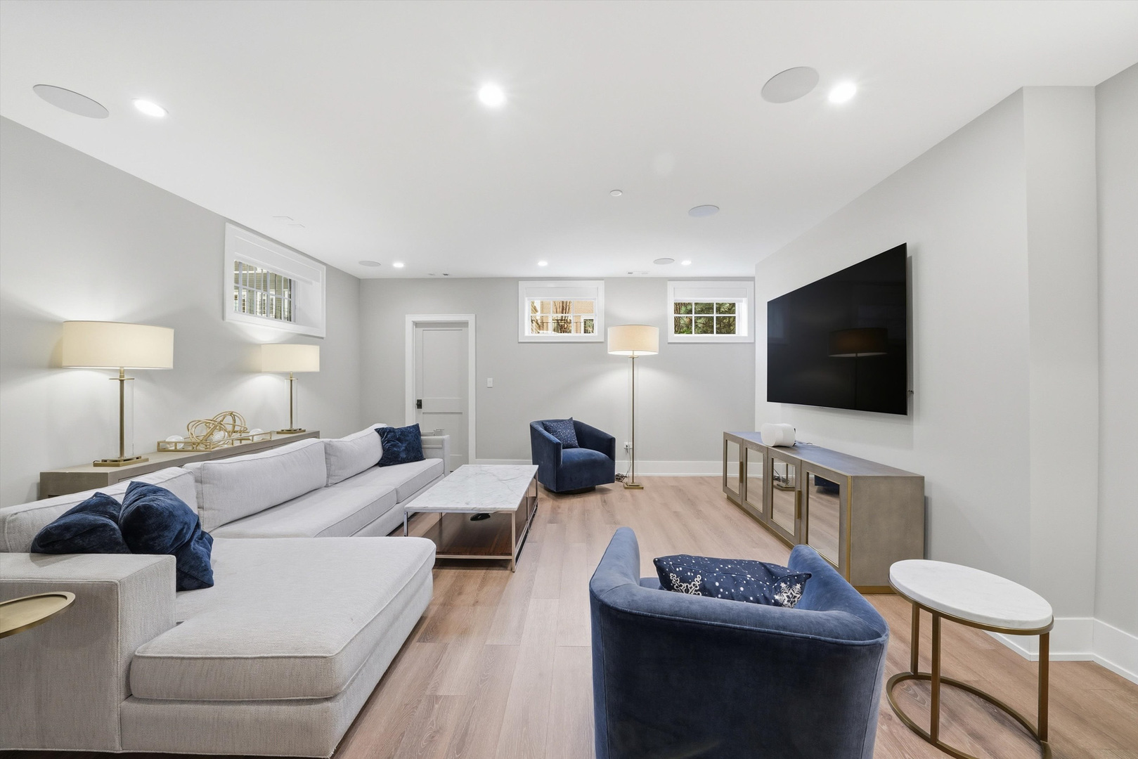 2674 N Burling Street