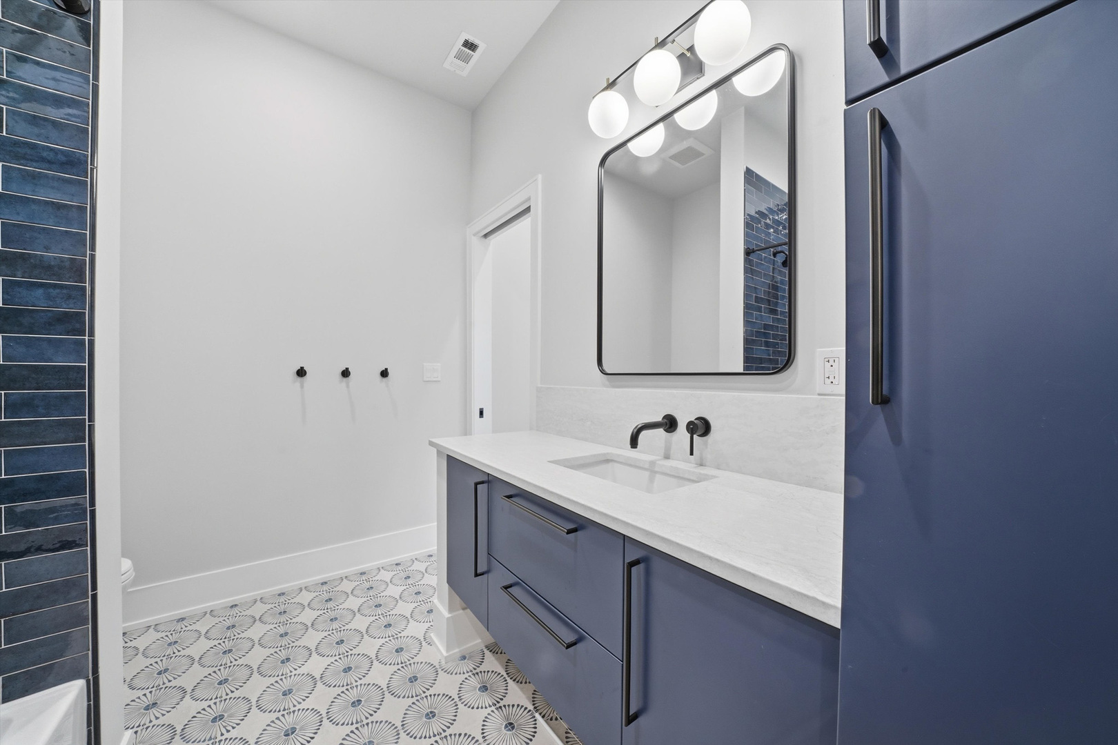 2674 N Burling Street