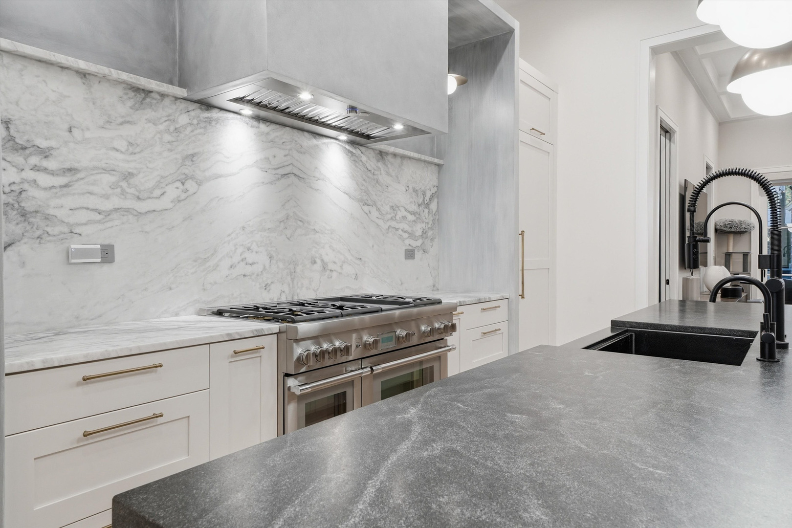 2674 N Burling Street