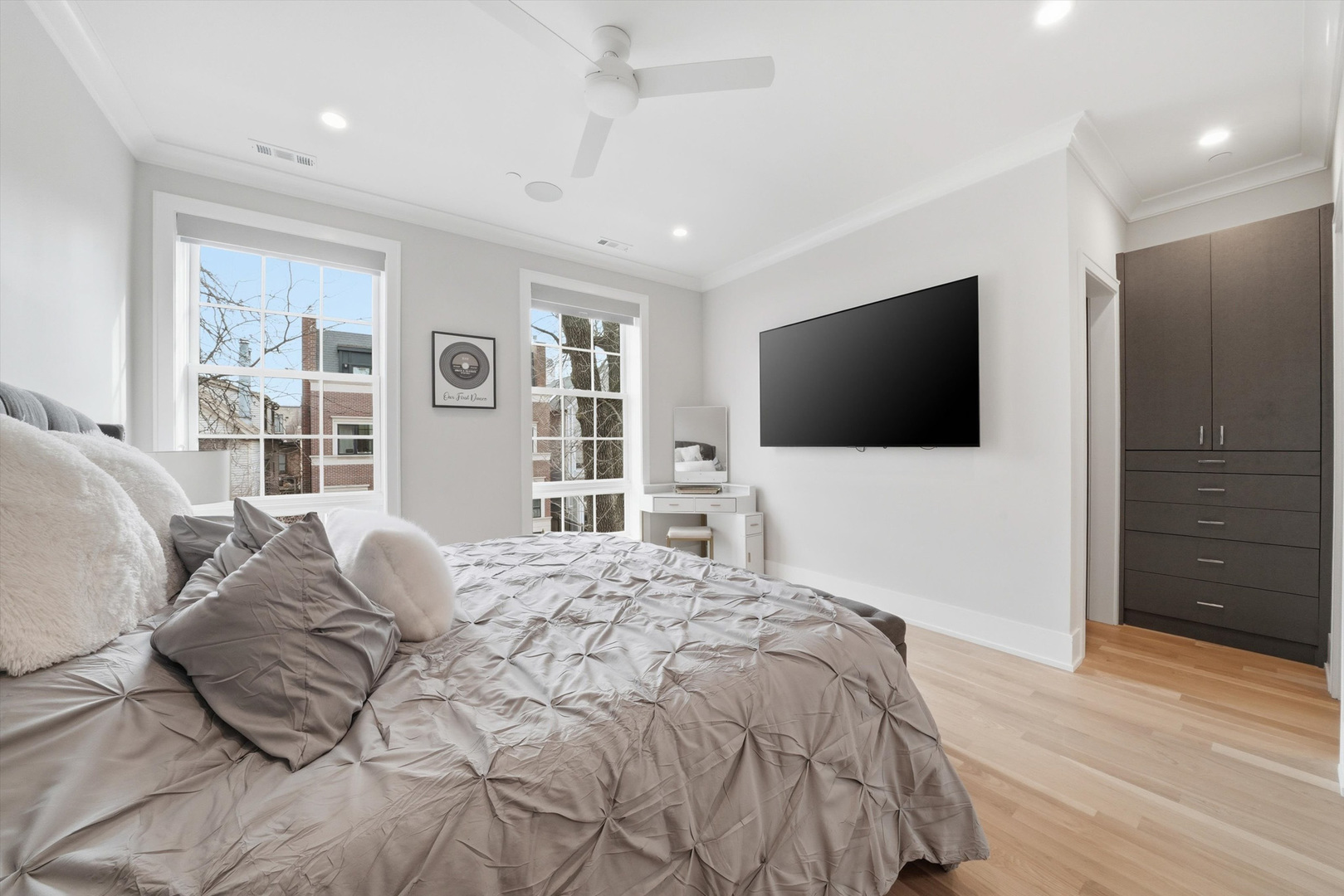 2674 N Burling Street