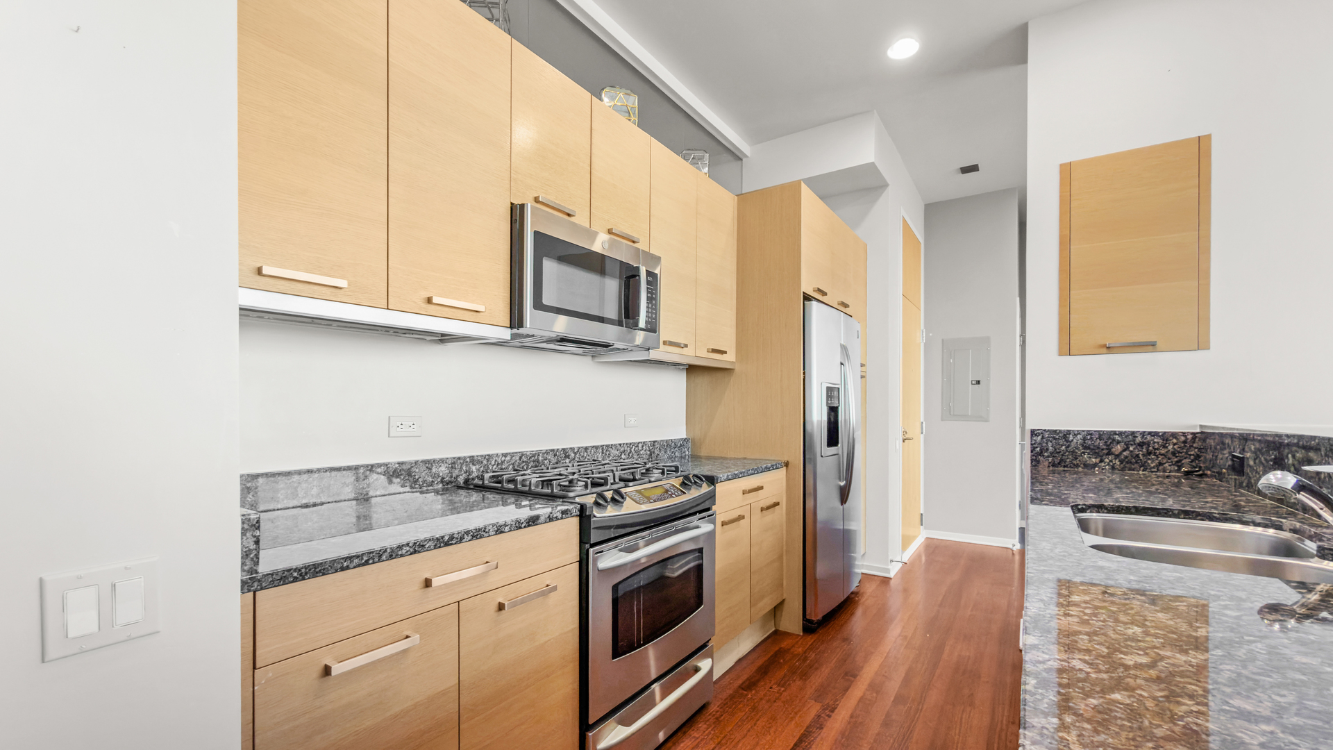 500 W Superior Street Unit: 2002