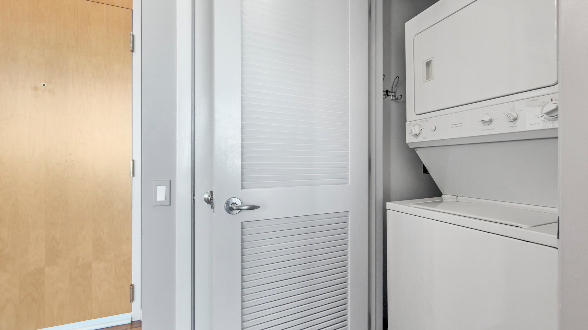 500 W Superior Street Unit: 2002