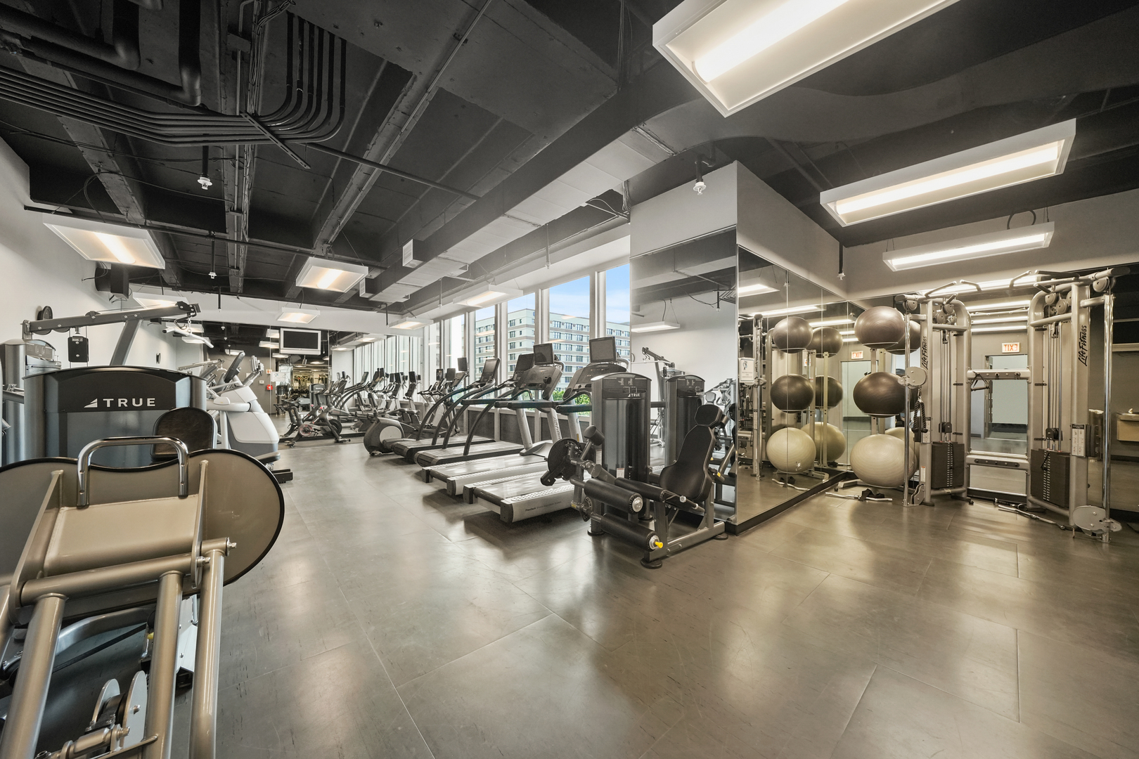 500 W Superior Street Unit: 2002