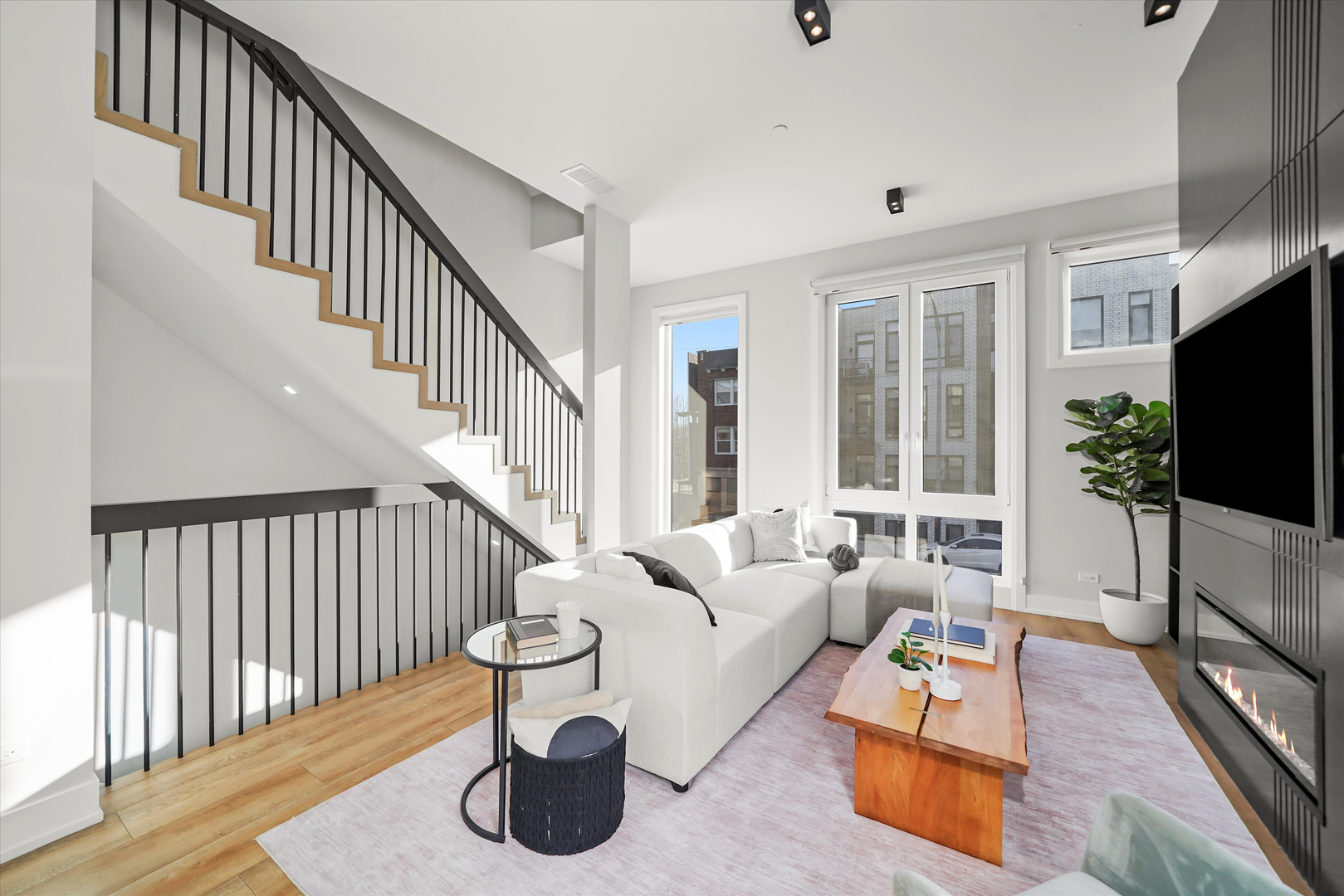 4204 W BELMONT Avenue