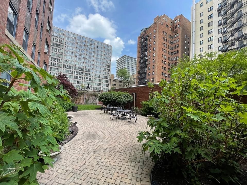 2909 N Sheridan Road Unit: 811