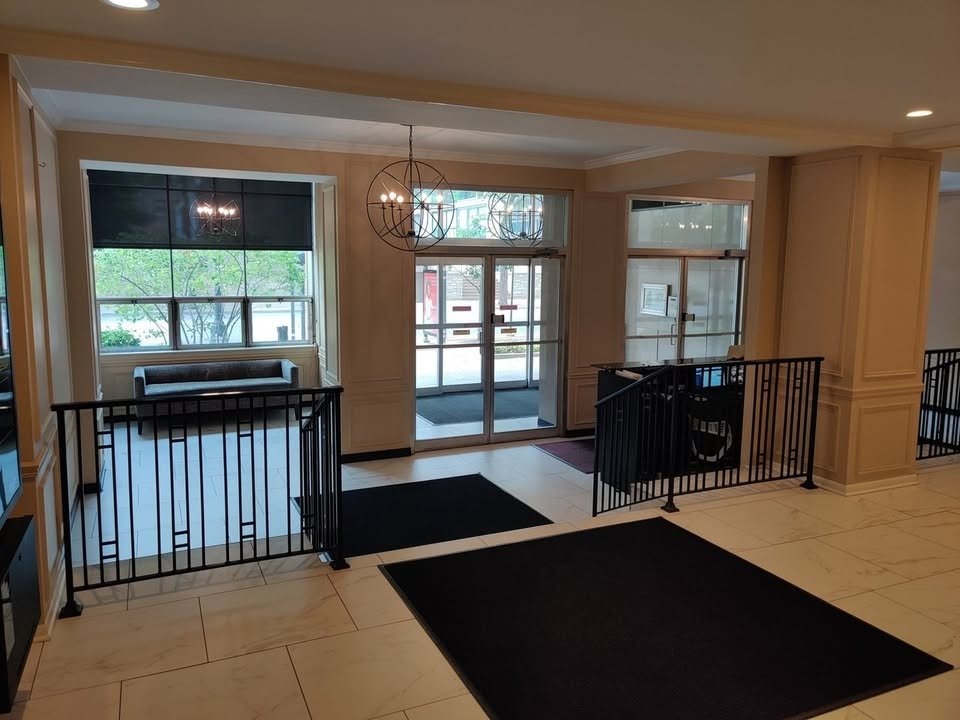 2909 N Sheridan Road Unit: 811