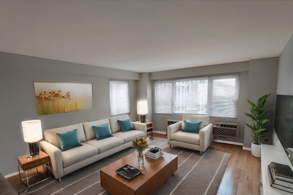 2909 N Sheridan Road Unit: 811