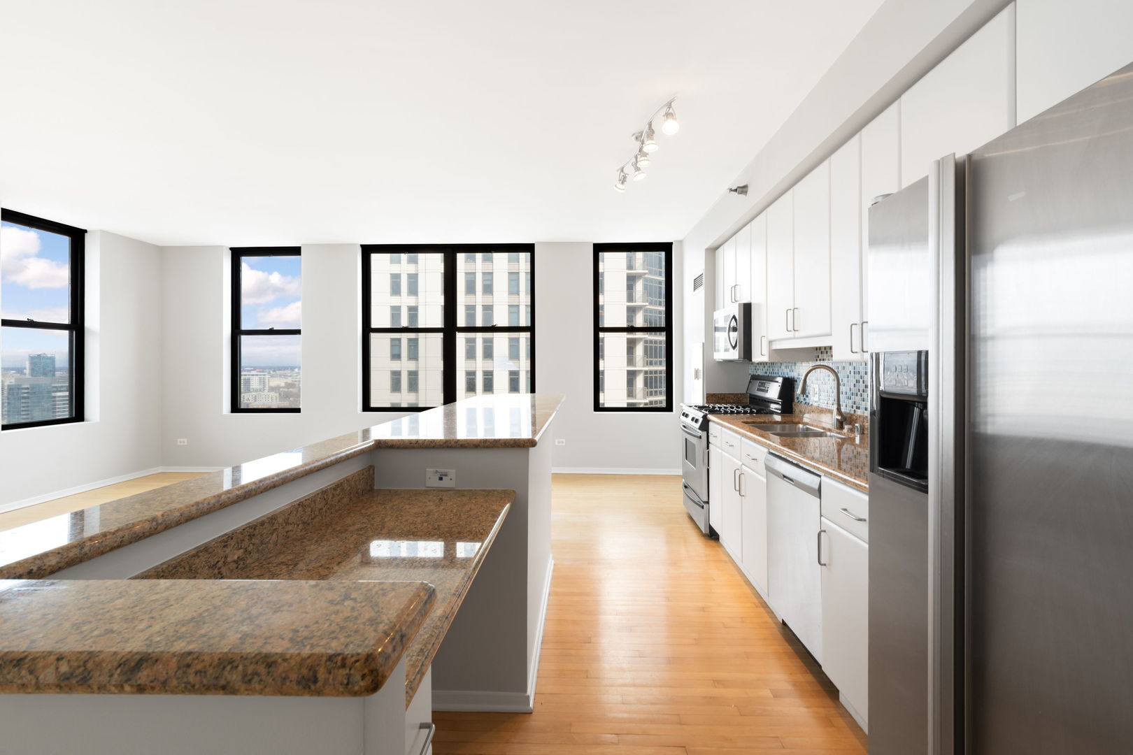 330 N JEFFERSON Street Unit: 2108
