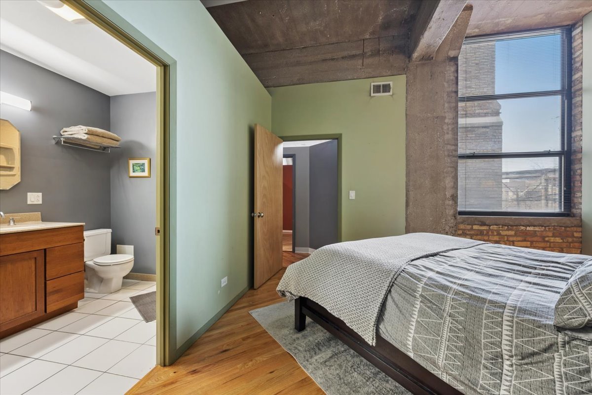 1800 W Roscoe Street Unit: 206