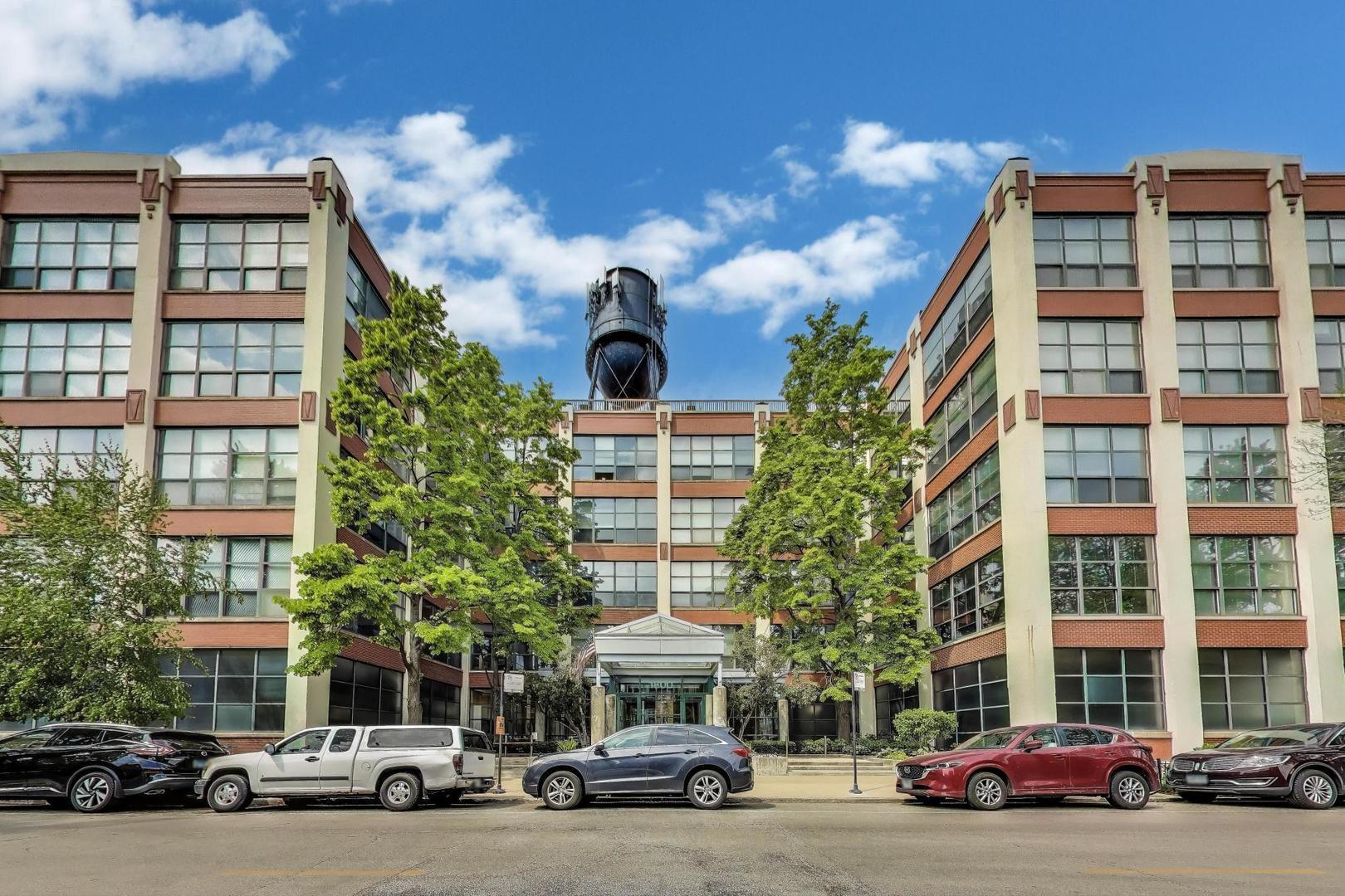 1800 W Roscoe Street Unit: 206