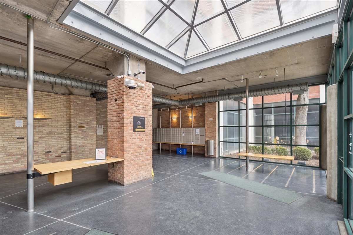 1800 W Roscoe Street Unit: 206