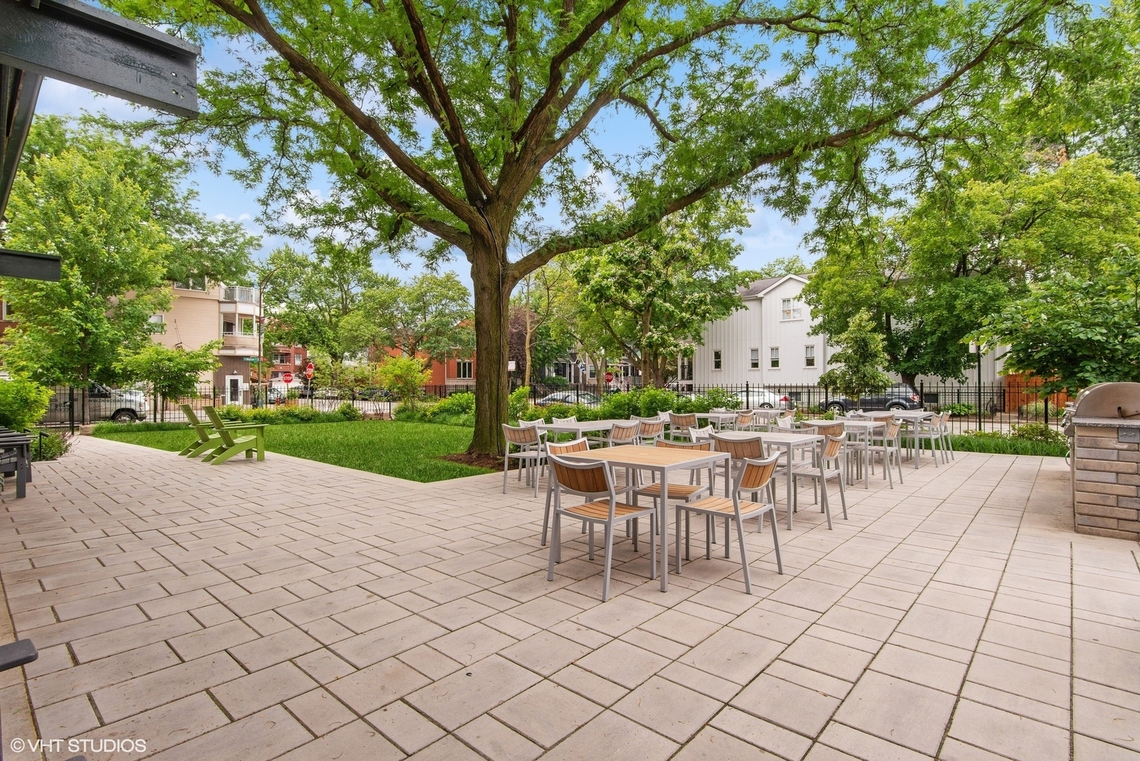 1800 W Roscoe Street Unit: 206