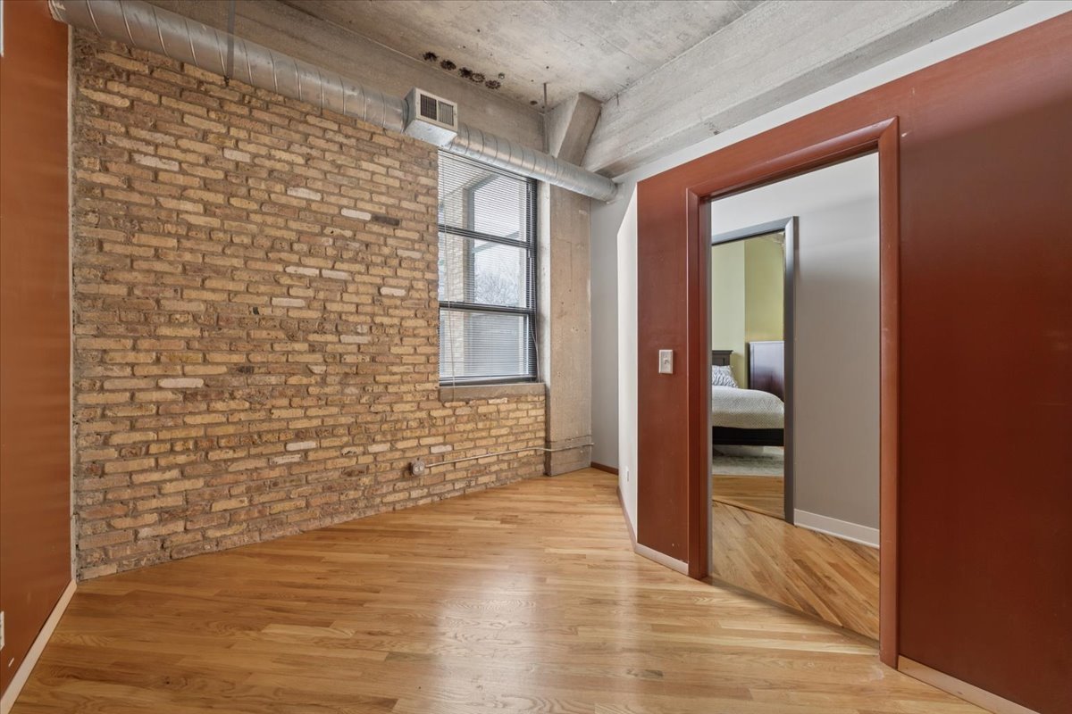 1800 W Roscoe Street Unit: 206
