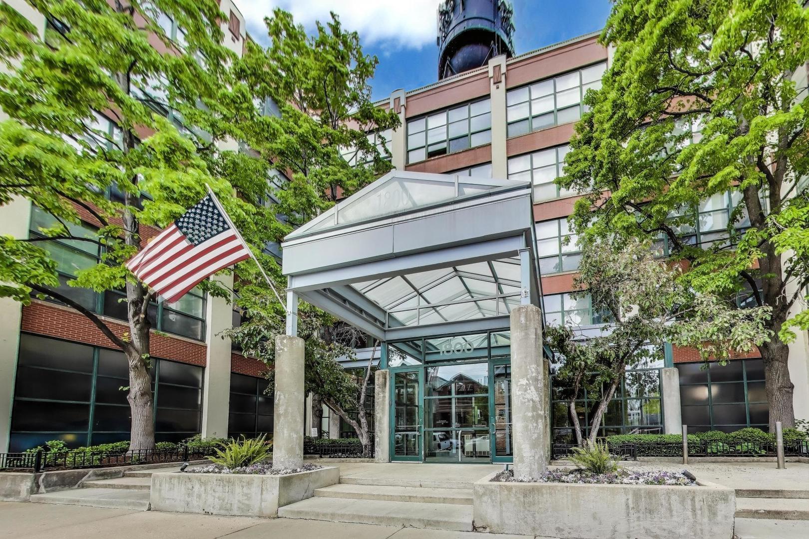 1800 W Roscoe Street Unit: 206