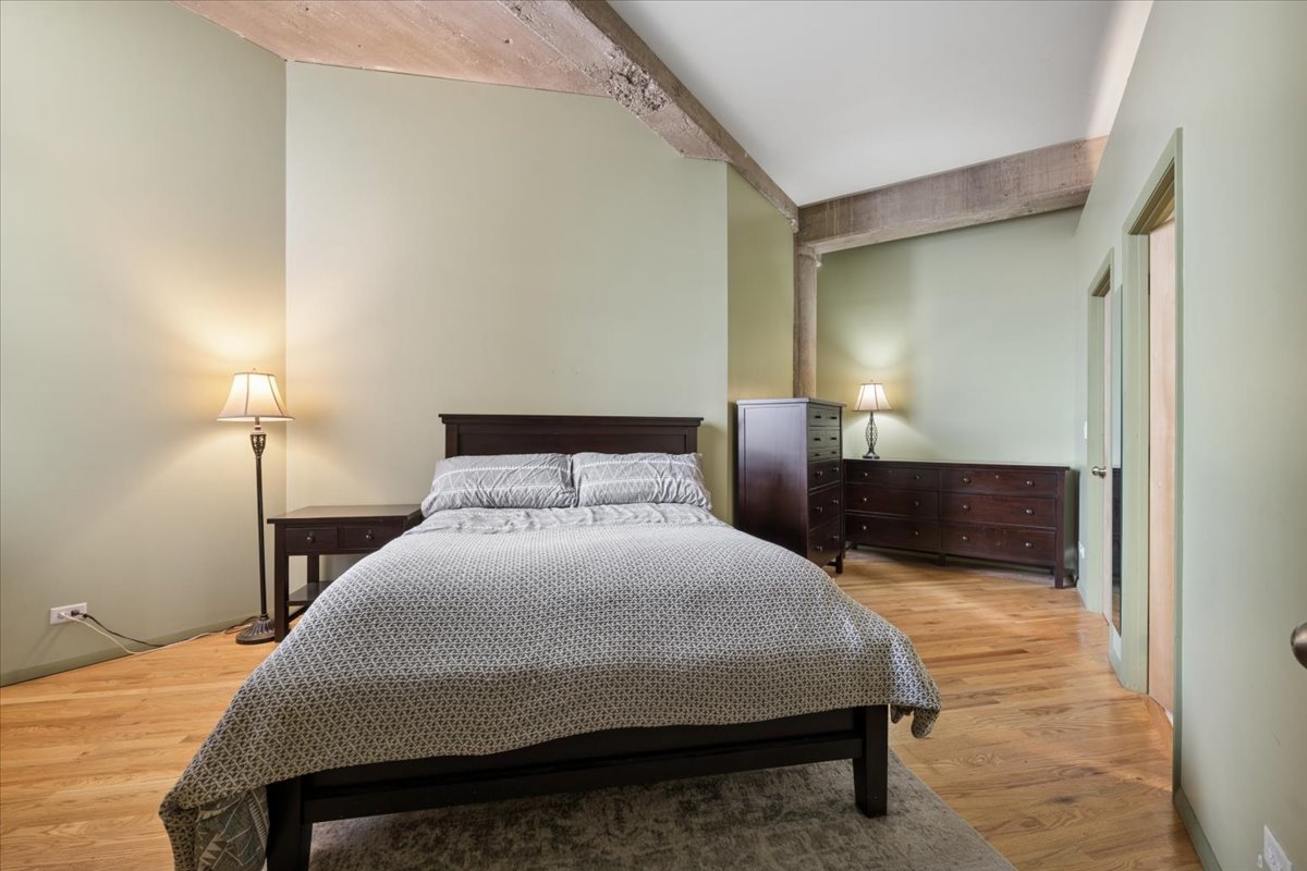 1800 W Roscoe Street Unit: 206