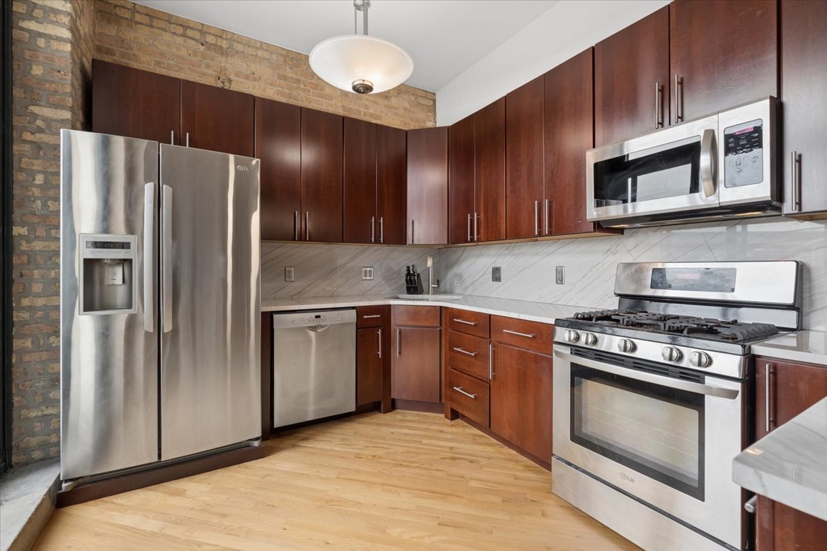 1800 W Roscoe Street Unit: 206