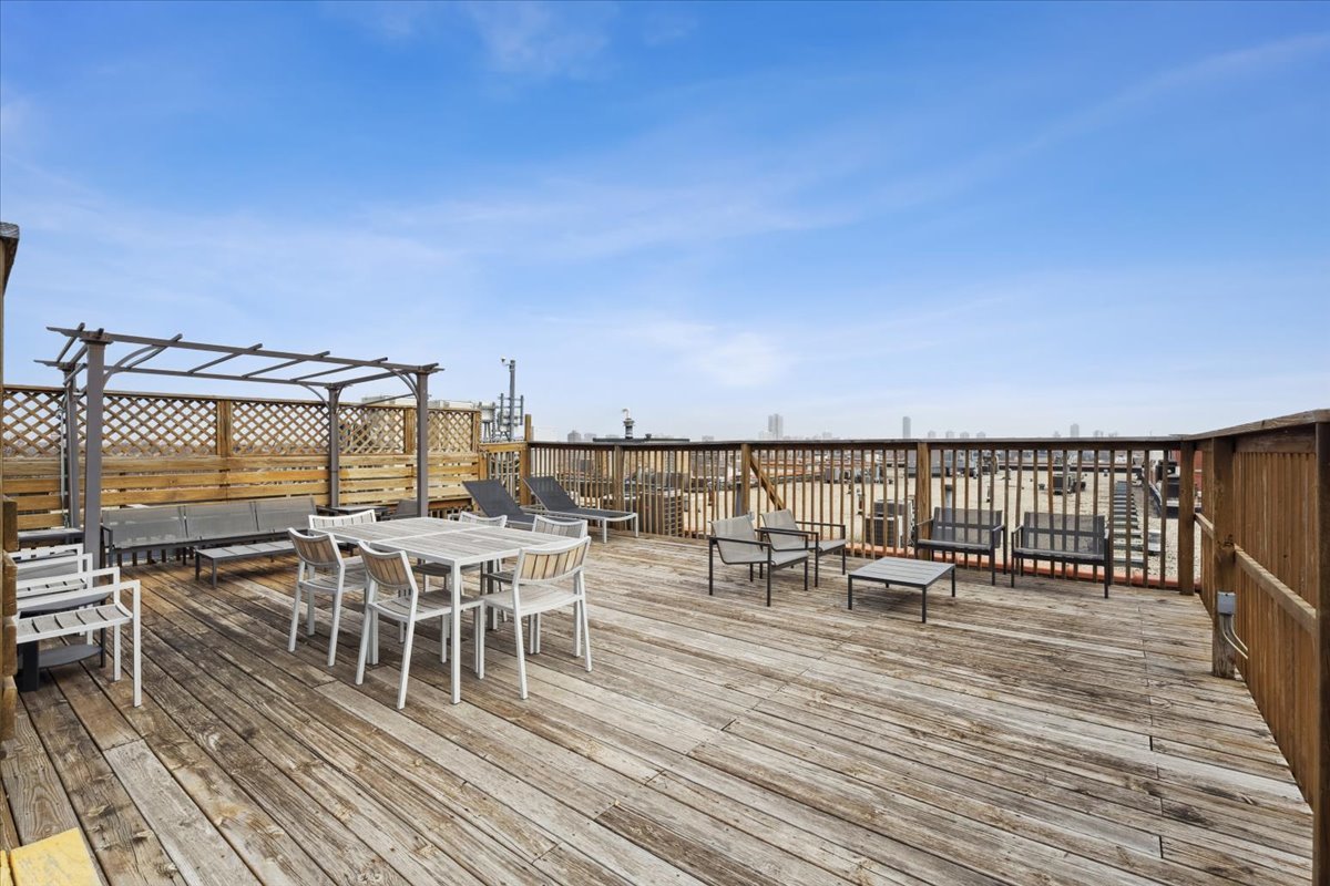 1800 W Roscoe Street Unit: 206
