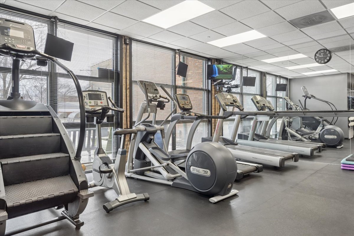 1800 W Roscoe Street Unit: 206