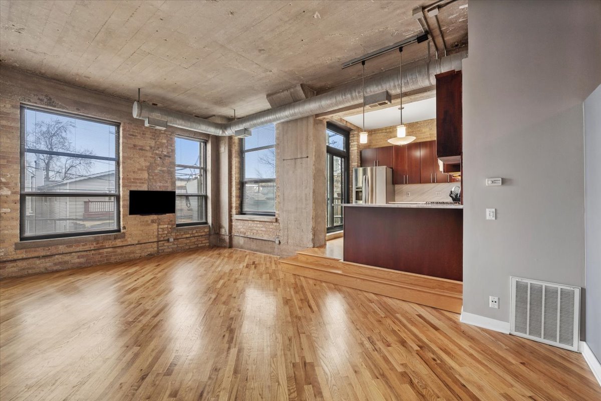 1800 W Roscoe Street Unit: 206