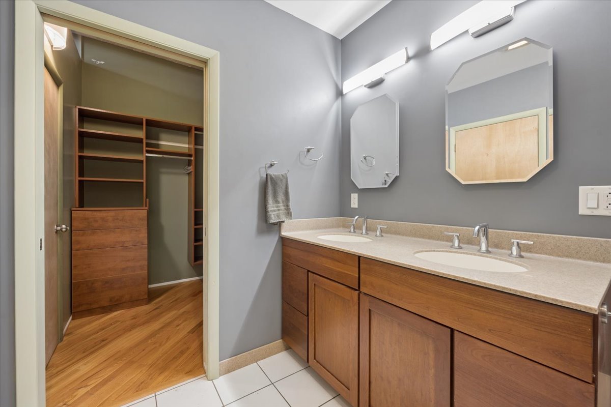 1800 W Roscoe Street Unit: 206