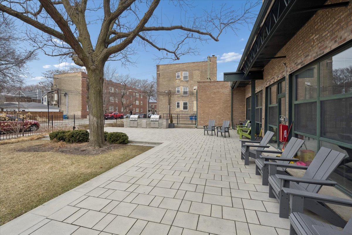1800 W Roscoe Street Unit: 206