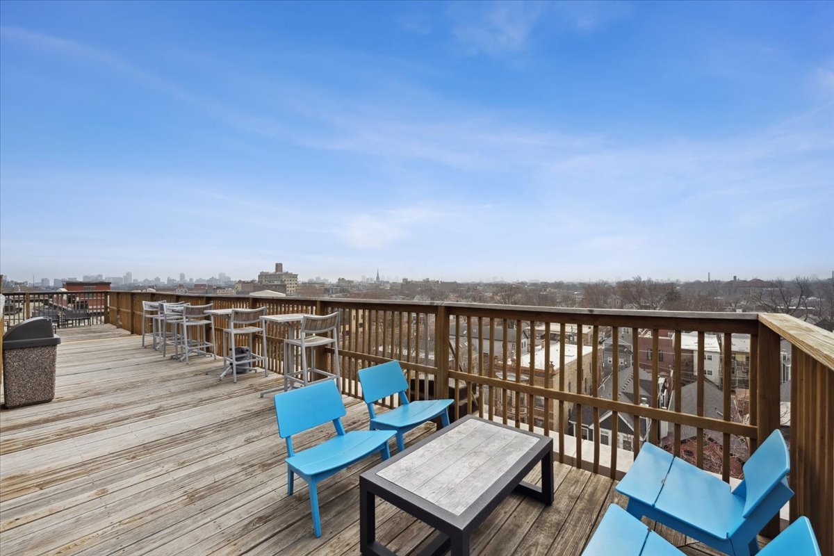 1800 W Roscoe Street Unit: 206