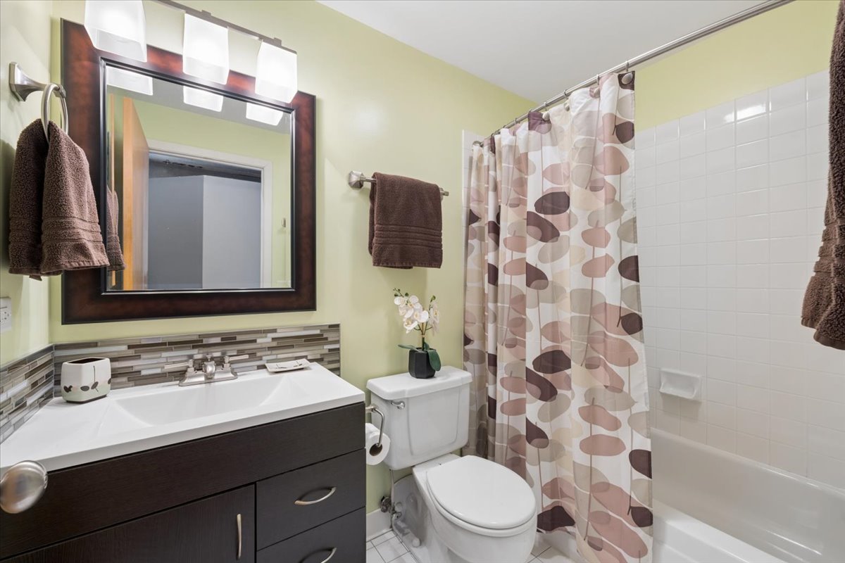 1800 W Roscoe Street Unit: 206