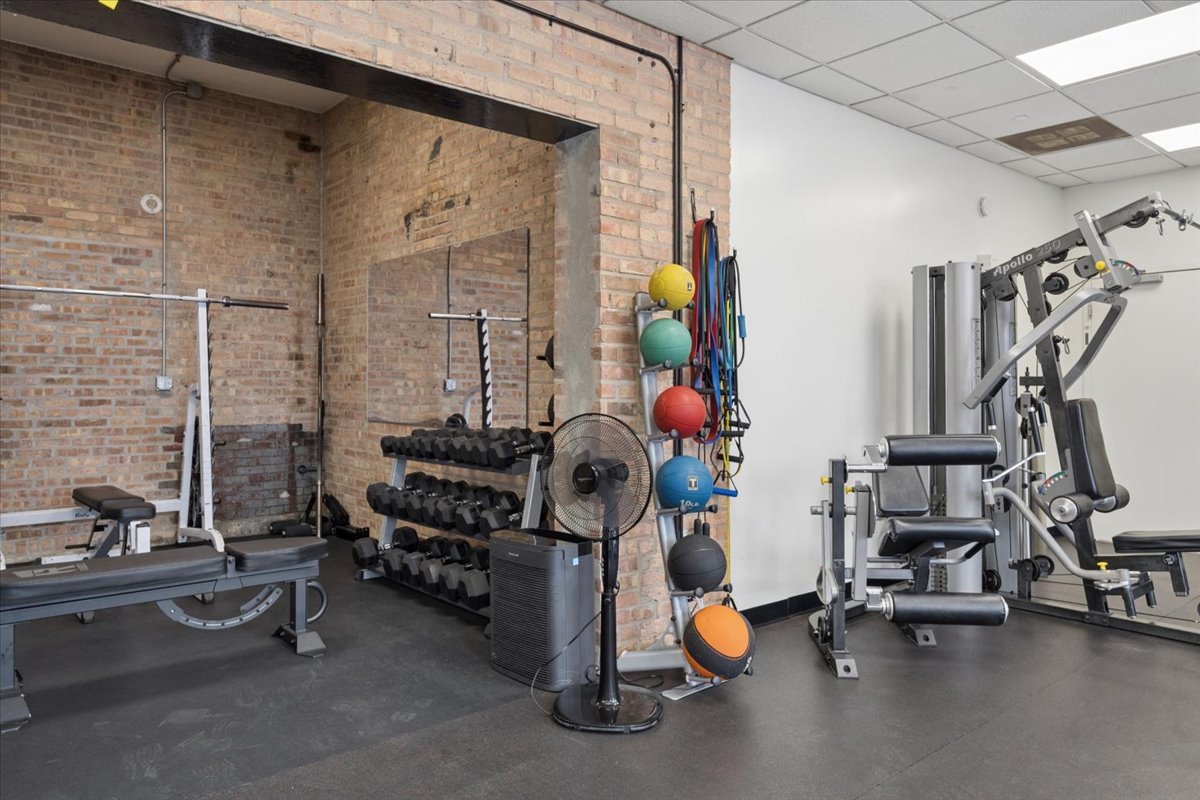 1800 W Roscoe Street Unit: 206