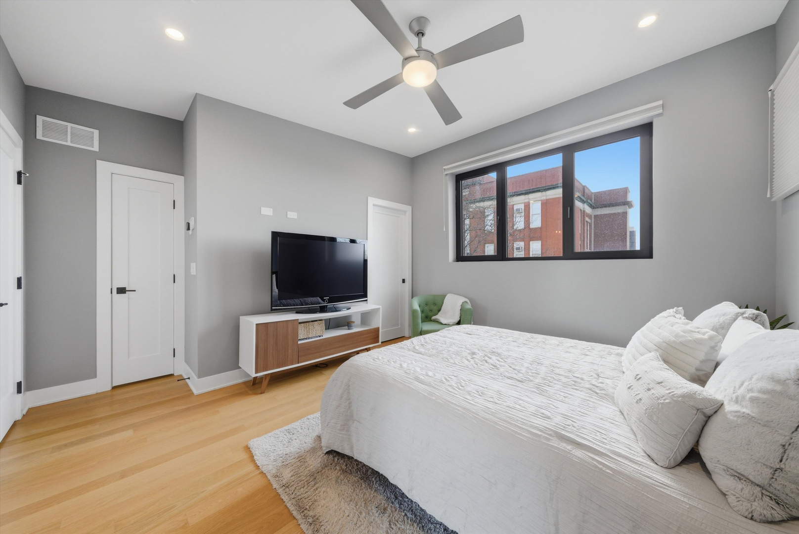 2245 N Rockwell Street Unit: 2