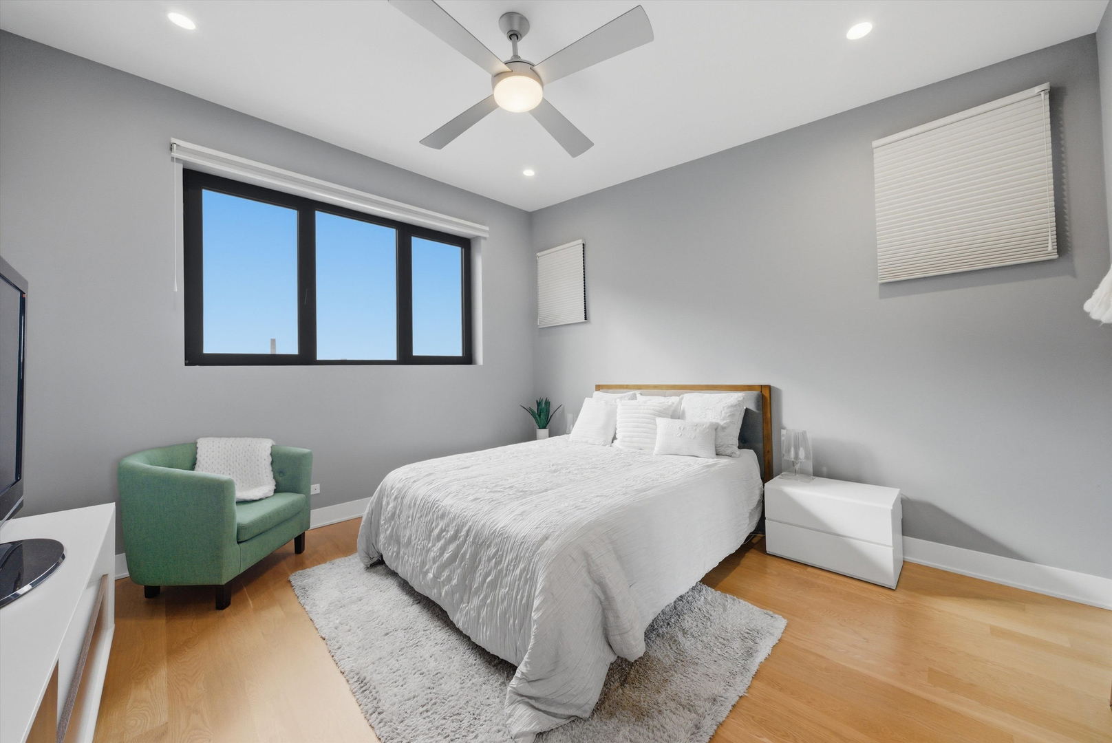 2245 N Rockwell Street Unit: 2