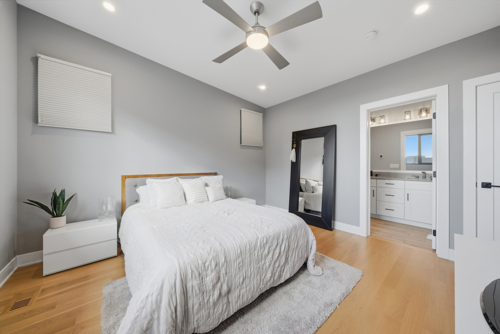 2245 N Rockwell Street Unit: 2